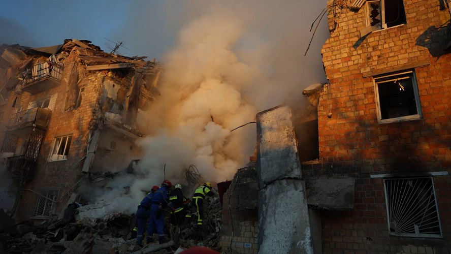 Serangan Rudal-Drone Russia Hantam Apartemen di Kyiv, 10 Orang Tewas