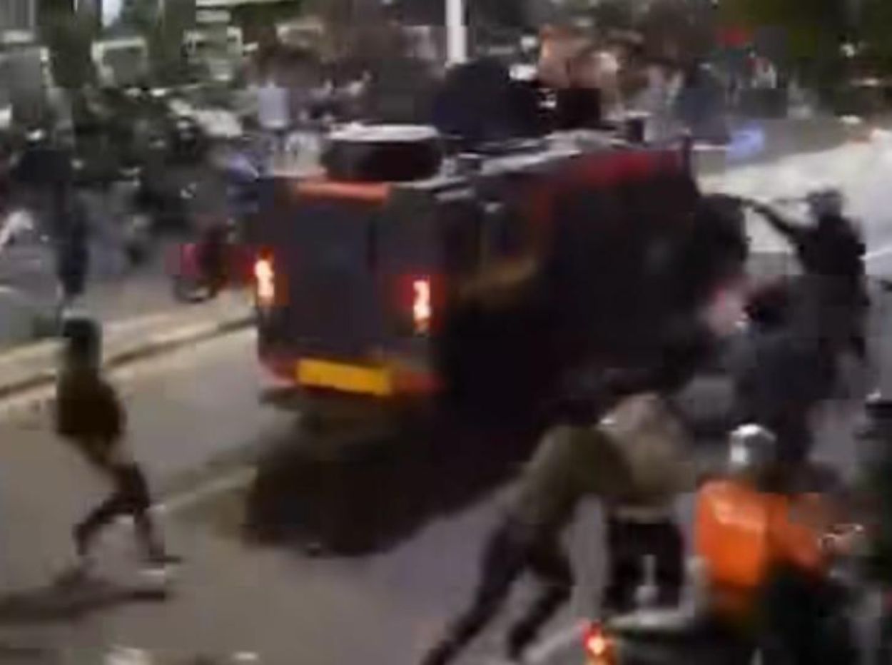 Viral! Rantis Brimob Lindas Driver Ojol Saat Demo Ricuh d...