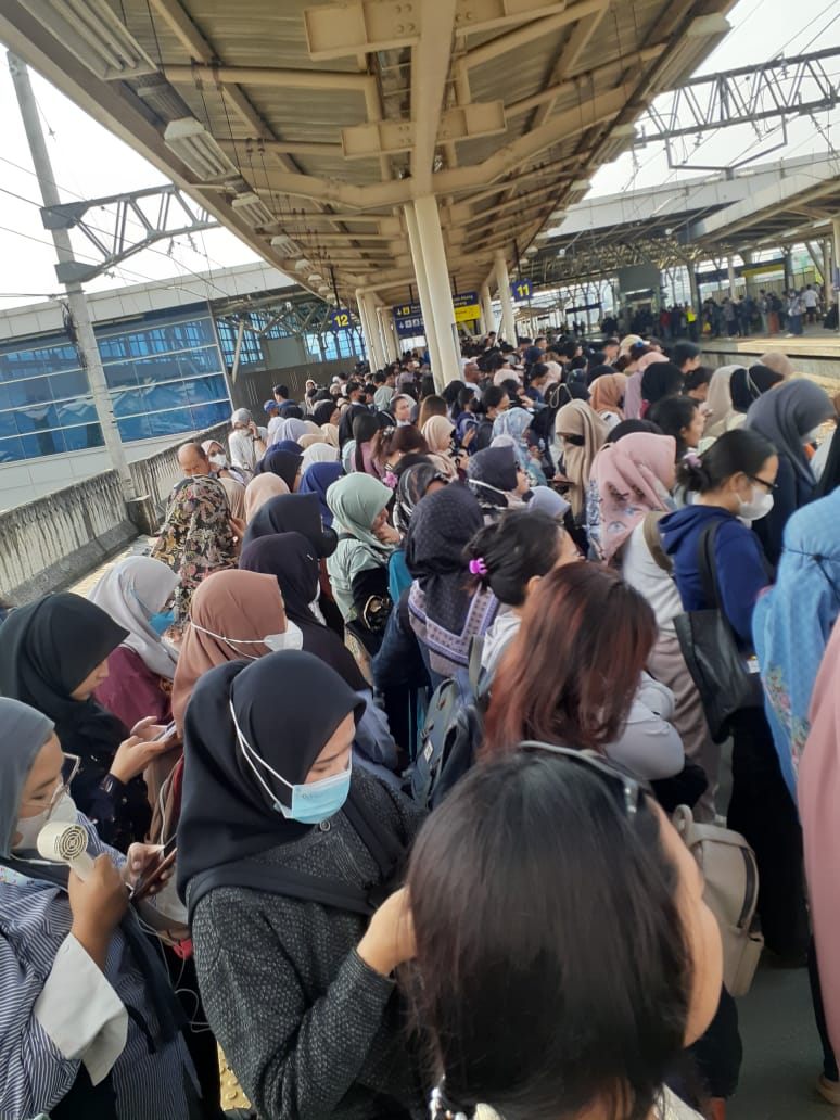 Demo Guncang Jakarta, Stasiun Manggarai Dibanjiri Pekerja Pulang Dini