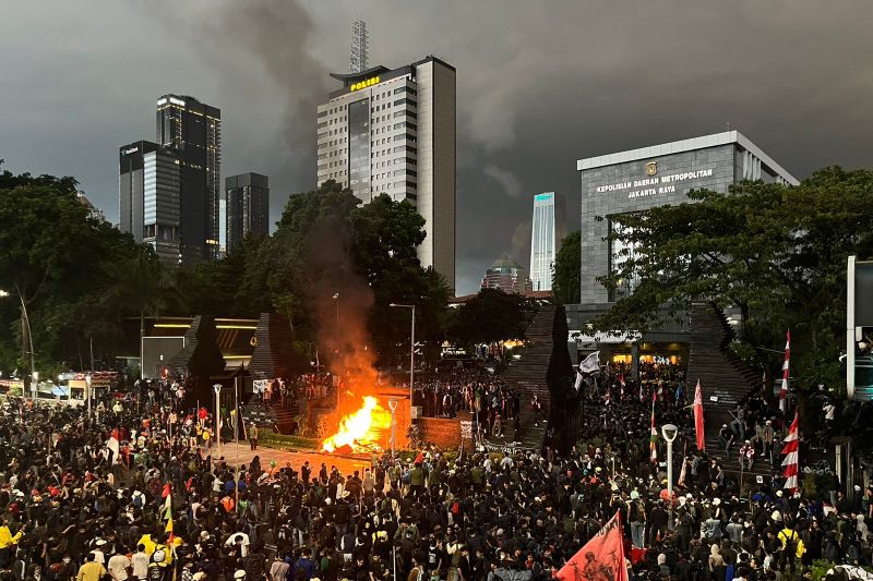 Komnas HAM: Aparat Keamanan Mesti Menghormati Hak Asasi Para Pengunjuk Rasa. Tidak Masanya untuk Represif dan Mengerahkan Kekuatan Berlebiha