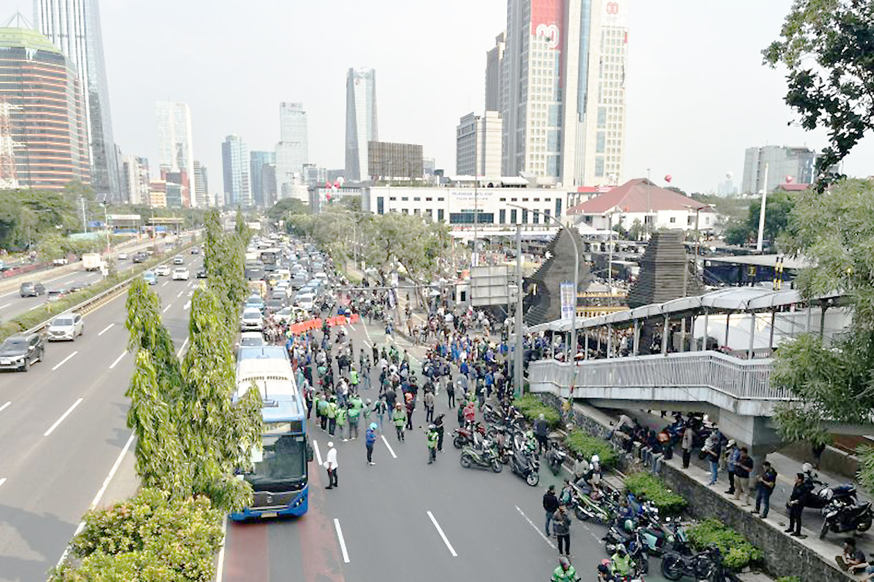 Ribuan Massa Turun ke Jalan Gatot Subroto, Demo di Depan Polda Metro Jaya Picu Kemacetan