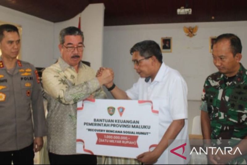 Gubernur Maluku Serahkan Rp2 Miliar untuk Pemulihan Bencana Sosial