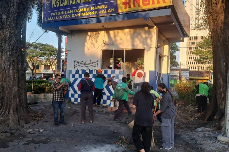 Ojol dan Warga Surabaya Kompak Bersihkan Pos Polisi Dirusak Massa 