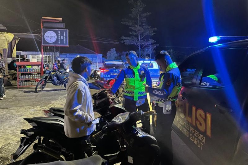 Polisi Bersama TNI Gelar Patroli Malam Pastikan Keamanan Garut Terjaga 