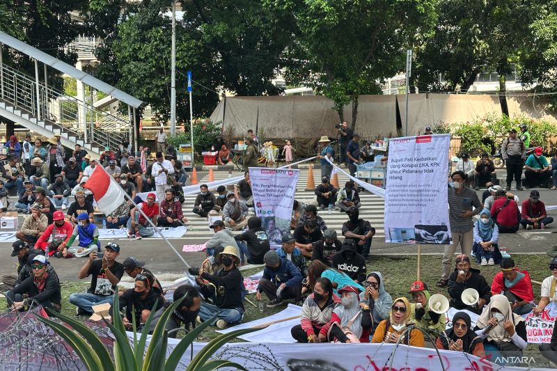 Massa dari Pati Padati Depan Gedung KPK, Gelar Selawatan Pagi Ini