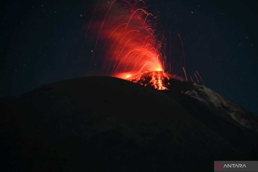 Gunung Ili Lewotolok Erupsi Disertai Lontaran Api Pijar
