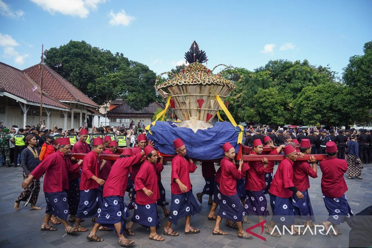 Miyos Gangsa Dal 1959: Tradisi Udhik-Udhik, Simbol Doa dan Berkah Raja