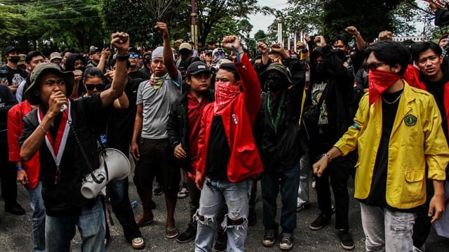 Terbongkar Profesor R Dalang Tutorial Bom Molotov di Grup WhatsApp Demo Ricuh Jakarta, Anak Jadi Korban Hasutan!