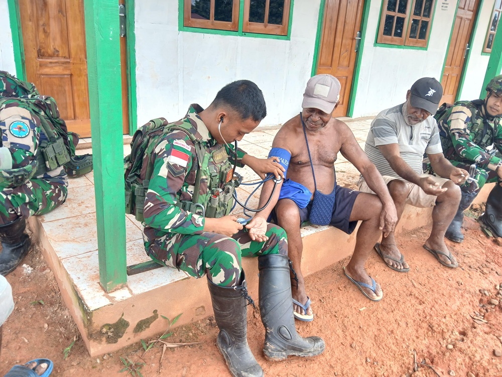 Satgas RI-PNG Yonif 126 Bantu Warga Kampung Kanggewot Lewat Pelayanan Kesehatan