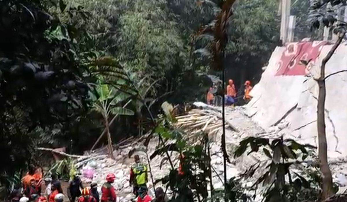 Bangunan Majelis di Bibir Jurang Kelebihan Beban, lalu Roboh. Jemaat Berjatuhan ke Jurang, Korban 80 Orang 