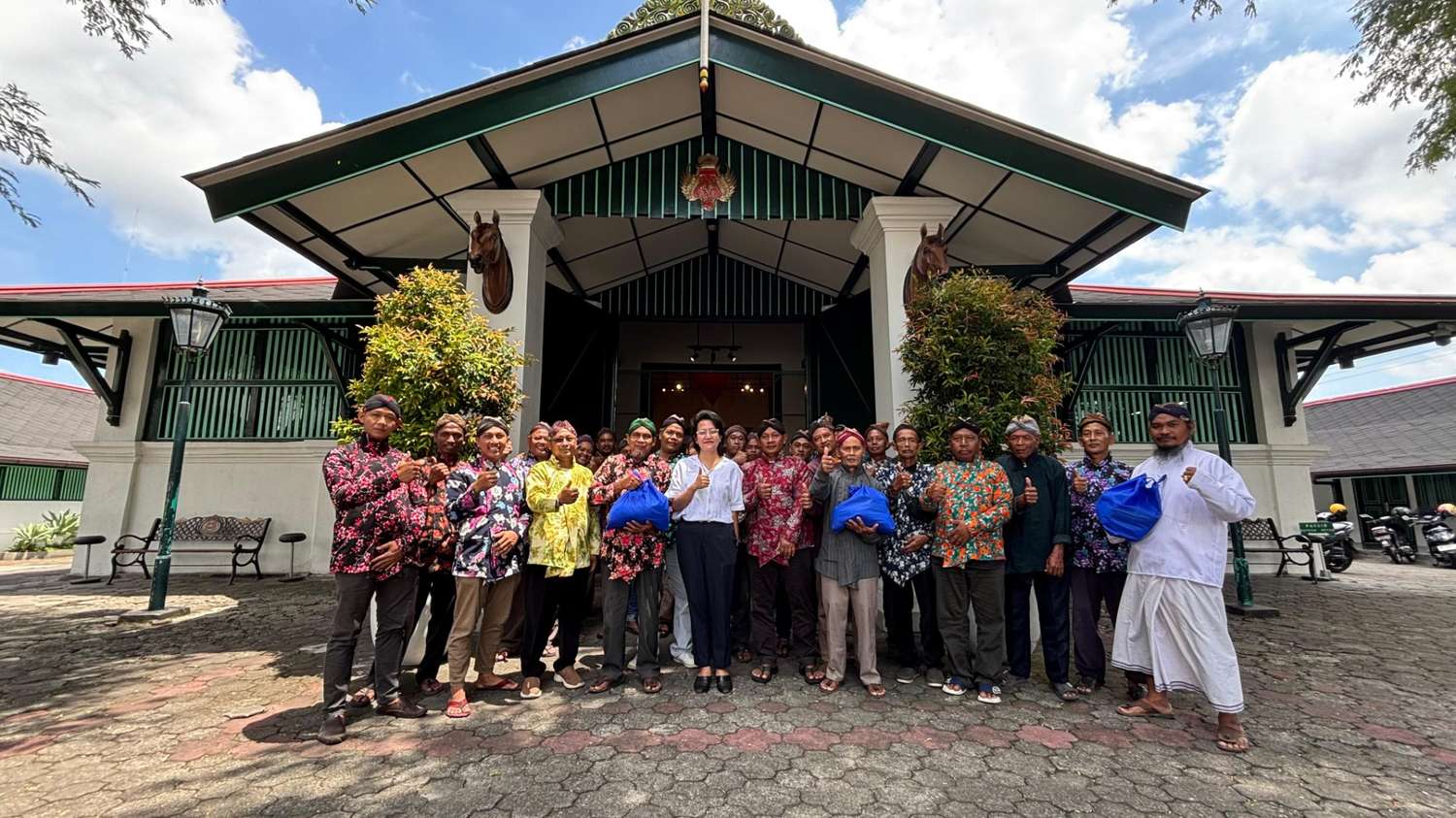 Kraton Yogya Bagikan Sembako ke Masyarakat: Maturnuwun Sudah Menjaga Jogja Adem Ayem
