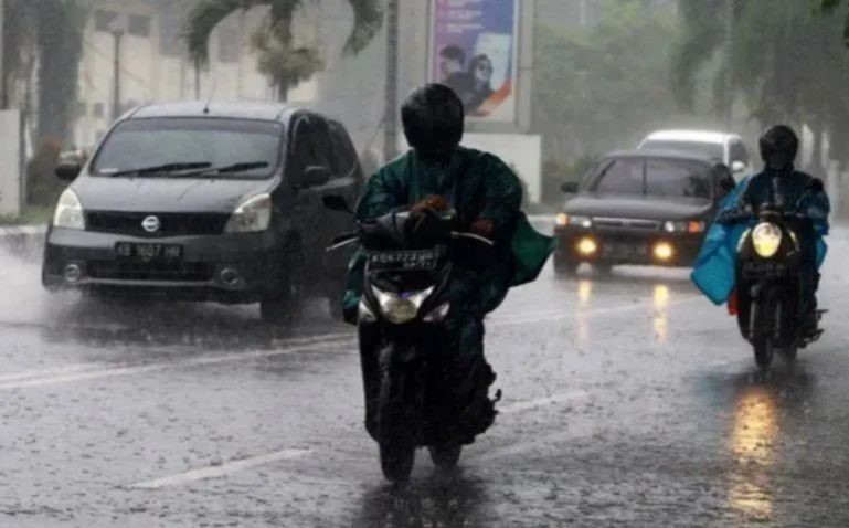 BMKG Prakirakan Sebagian Besar Kota di Tanah Air Berawan dan Hujan, Waspadai Gelombang Tinggi dan Rob