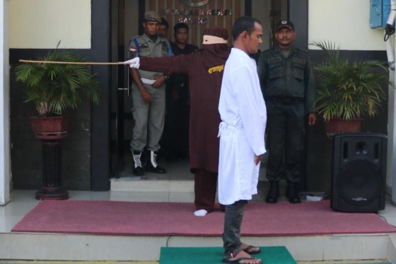Berlangsung di Halaman Kantor Kejari Sabang, Terpidana Kasus Judi Jalani Hukuman Cambuk