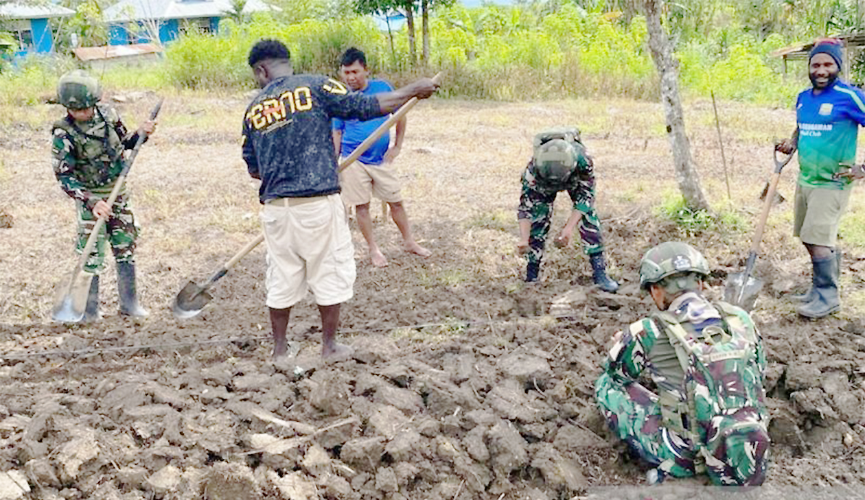 Satgas Yonif 521 Ubah Lahan Kosong Jadi Kebun Sayur, Warga Papua Terharu