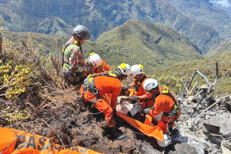 4 Jenazah Korban Heli Jatuh di Papua Tengah Dibawa ke RSUD Mimika