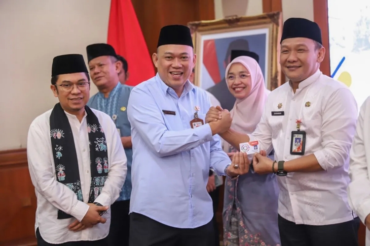 Pemkot Jakut Bagikan 2.631 Kartu Layanan Gratis Naik Transjakarta untuk Warga