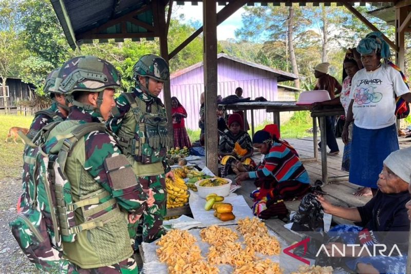 Satgas Yonif 521/DY Penuhi Kebutuhan Pangan dari Hasil Warga Distrik Kelila, Papua