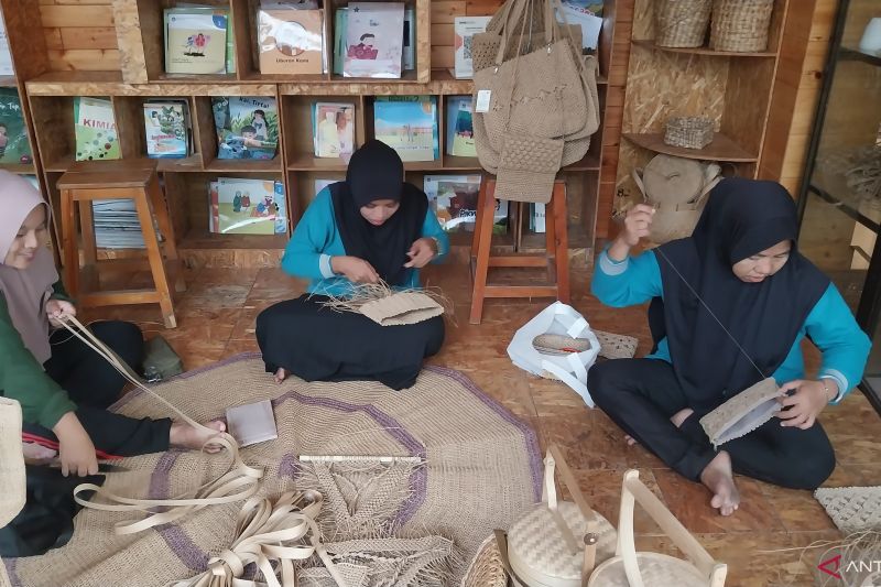Dari Limbah Jadi Berkah: Kerajinan Kertas Tegal Maja Tembus Pasar Global