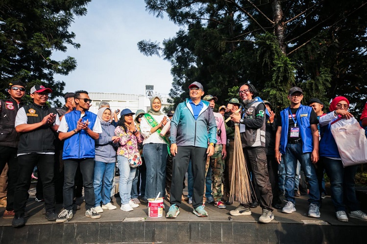 Ribuan Warga Gelar Aksi Bebersih Kota Bandung