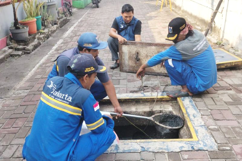 Pulau Pramuka Petugas Bersihkan Sistem Air Bawah Tanah untuk Cegah Banjir
