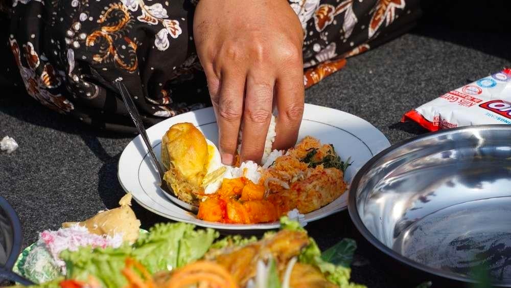 Makan Pakai Tangan Lebih Sehat daripada Gunakan Sendok dan Garpu? Ilmuwan Beberkan Fakta Mengejutkan!