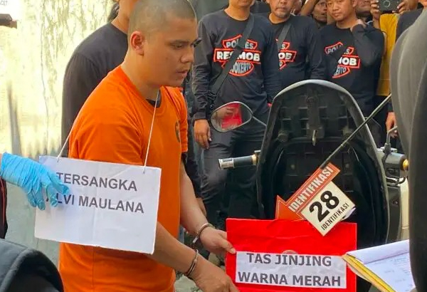 Momen Horor Rekonstruksi Mutilasi Tiara: Pintu Kos Tertutup Sendiri, Warga Hujat Alvi dengan Amarah Membara!