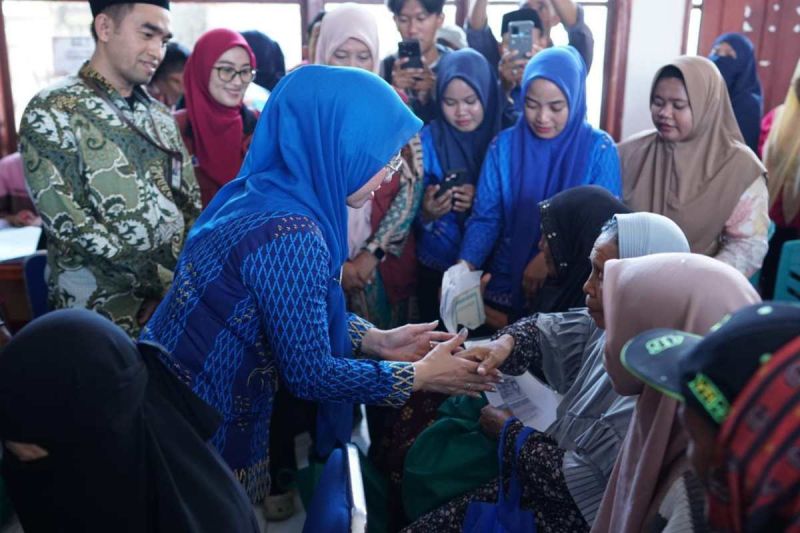 Bupati Gowa, Sitti Husniah Talenrang, Menyerahkan Kartu Keluarga Sejahtera Kepada 320 KPM Program Keluarga Harapan di Tiga Kecamatan di Kabupaten Gowa, Sulawesi Selatan.