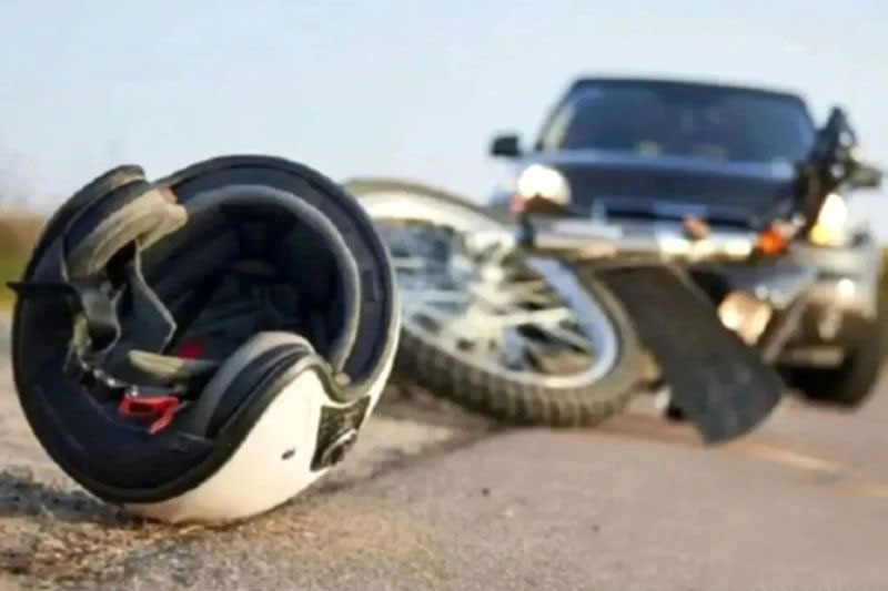 Pengendara Motor Terjatuh saat Hindari Lubang di Flyover Pancoran