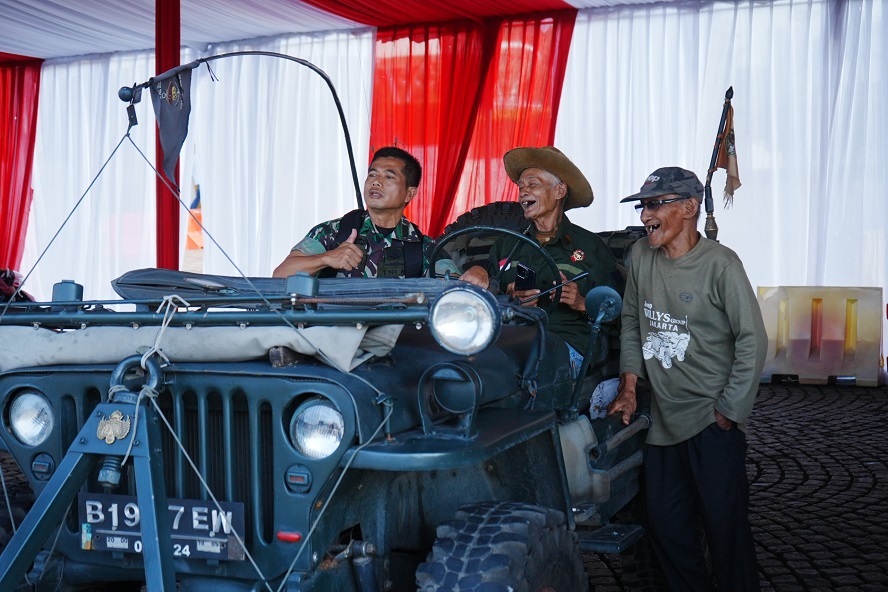 320 Kendaraan Legendaris Meriahkan Pesta Rakyat HUT ke-80 TNI di Monas