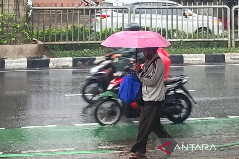 Cuaca Jakarta Akhir Pekan, BMKG Prakirakan Sebagian Wilayah Berawan Tebal hingga Hujan 