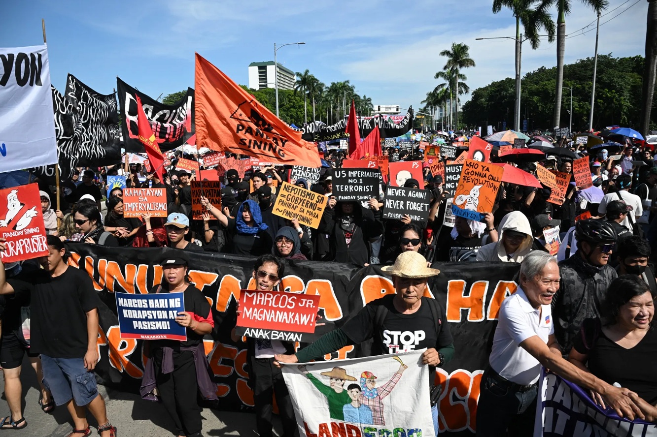 Polisi Membuat Benteng untuk Hadapi Penyerangan, Termasuk Menembak. Wah, Hati-hati Demonstran yang Sering Banyak Menyerang