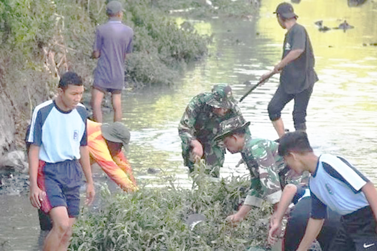 Cegah Banjir! TNI Turun Tangan Bersihkan Sungai Maling Madiun