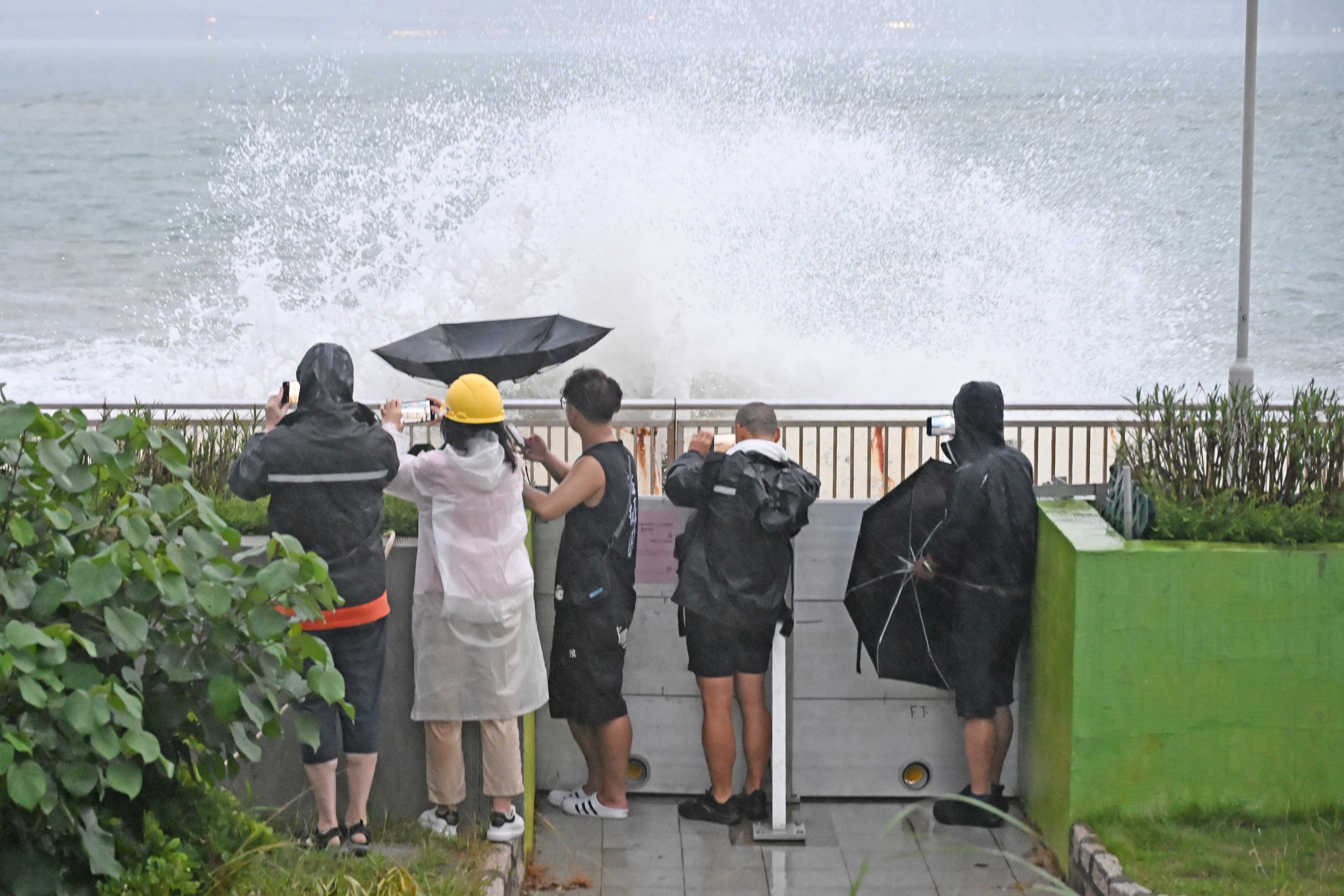Hong Kong Lumpuh Akibat Topan Super Ragasa