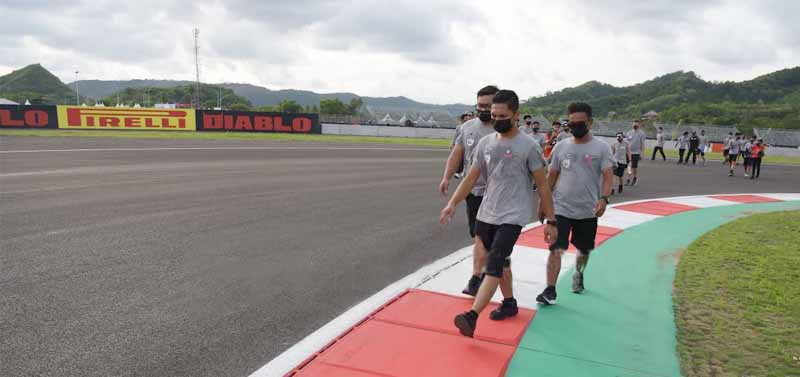 Jelang MotoGP Indonesia 2025, Aspal Lintasan Sirkuit Mandalika Dibersihkan  