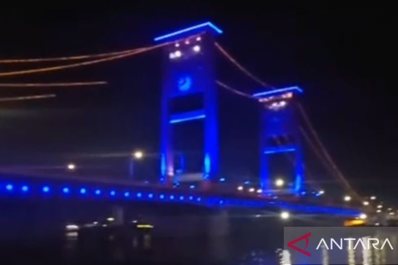 Keren! Jembatan Ampera Palembang Berwarna Biru di Hari Bahasa Isyarat