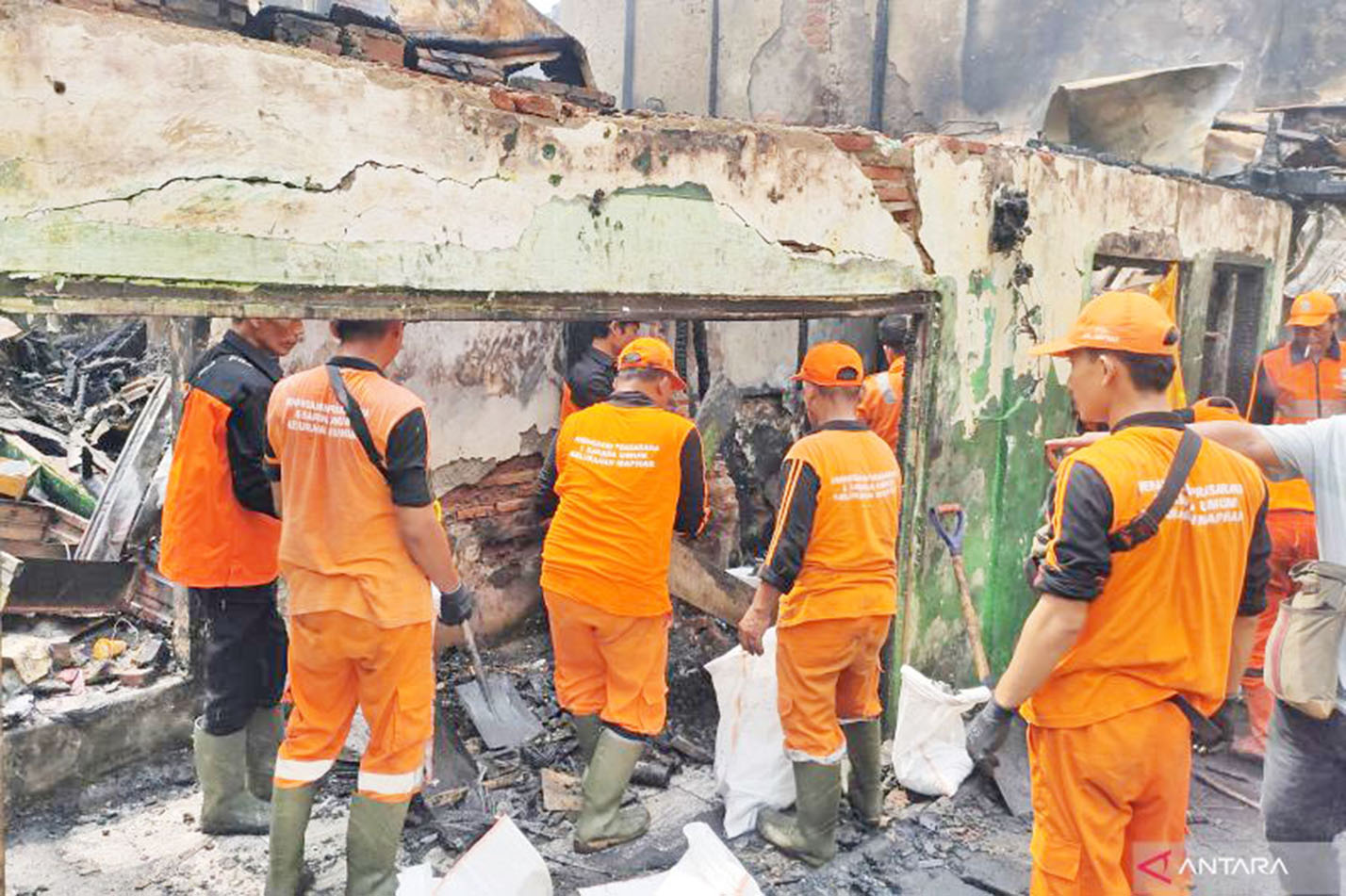200 Petugas Bersihkan Puing Kebakaran Rumah di Tamansari Jakbar