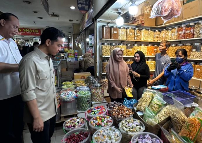 Gibran Blusukan Lagi ke Pasar Induk Senen, Pastikan Pedagang Dapat Perlindungan dan Peluang untuk Berkembang