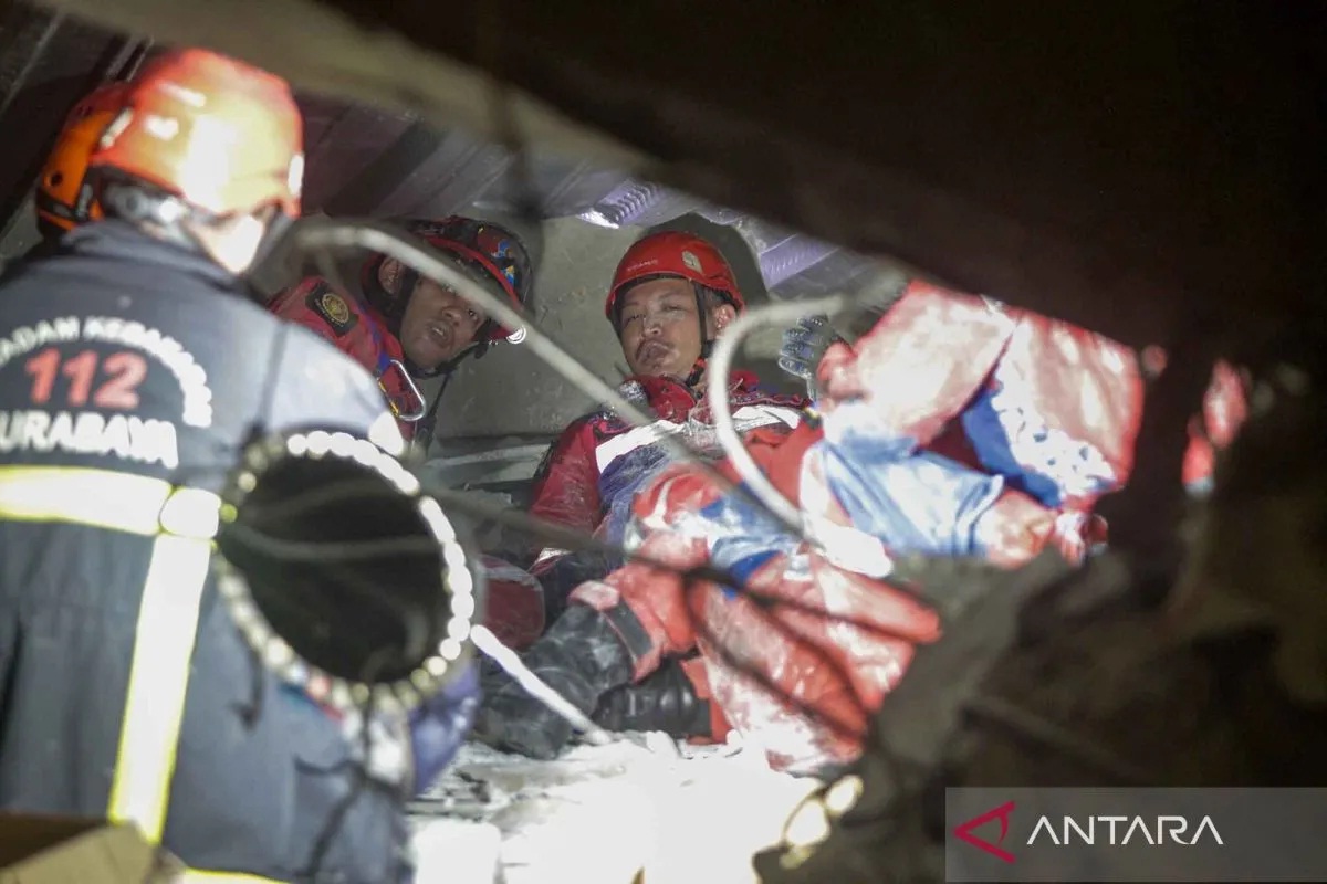 BNPB: Satu Santri Meninggal Dunia, Pencarian Korban Ponpes Ambruk di Sidoarjo Masih Berlangsung