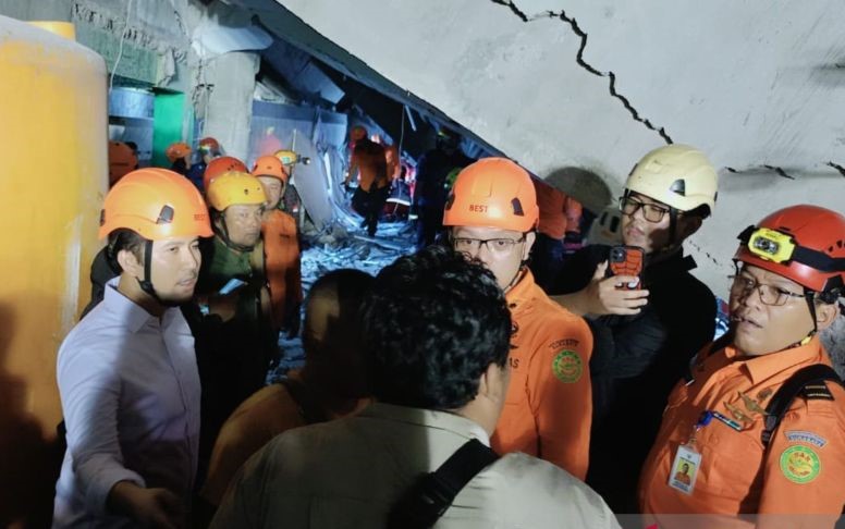 Wagub Jatim Pastikan Evakuasi Korban Ponpes Al Khoziny yang Runtuh secara Maksimal