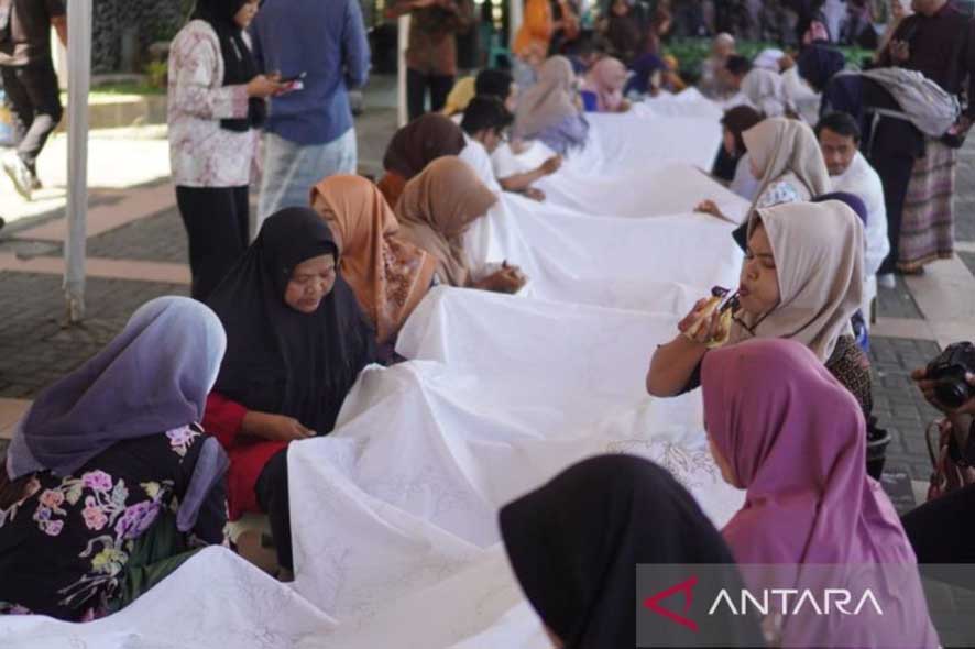 Memperinganti Hari Batik Nasional 2025 dengan Aksi Membatik Sepanjang 16 Meter di Pekalongan