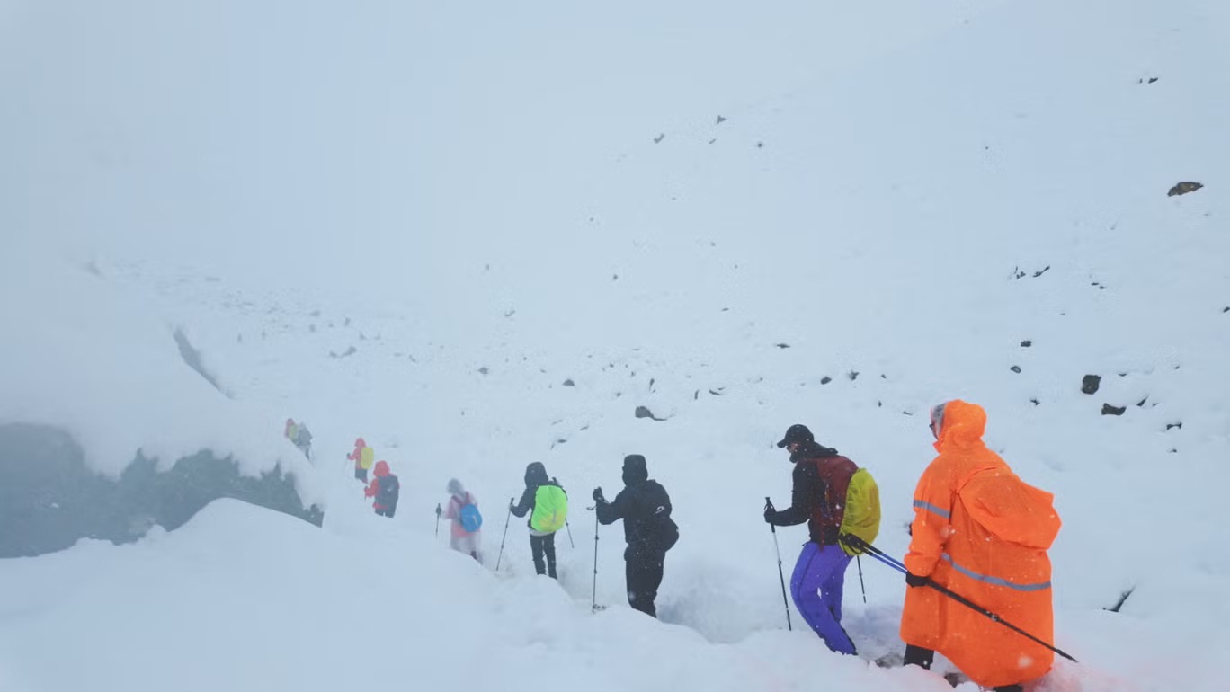 Ratusan Pendaki Berhasil Diselamatkan Setelah Terjebak Badai Salju di Gunung Everest Tibet