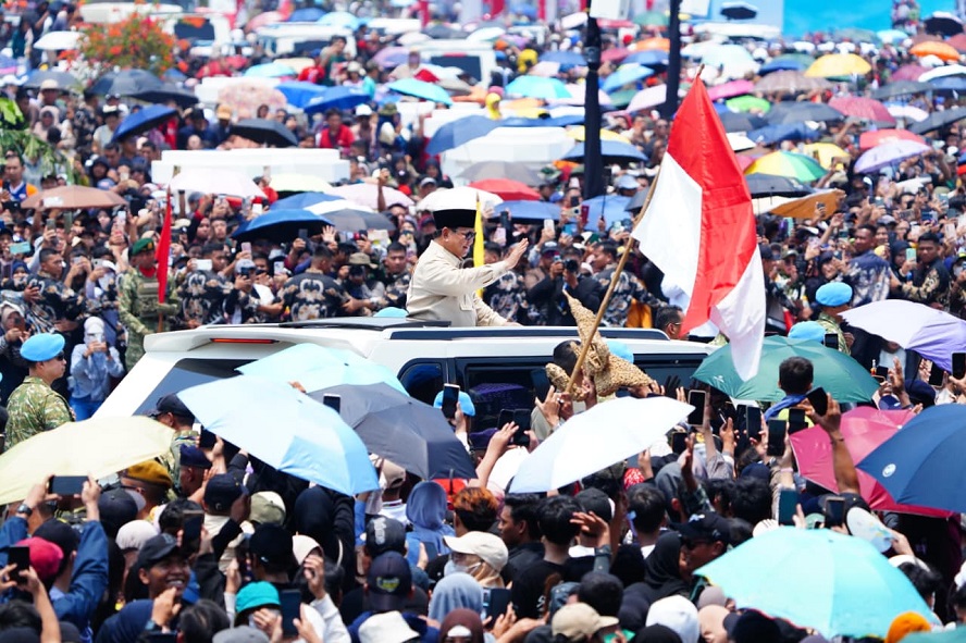 Antusiasme Warga Warnai Perjalanan Presiden Prabowo Menuju Upacara HUT TNI ke-80