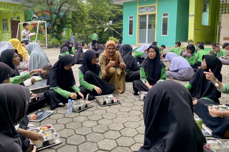 227 Murid Sekolah Luar Biasa Negeri Batam Terima Manfaat MBG