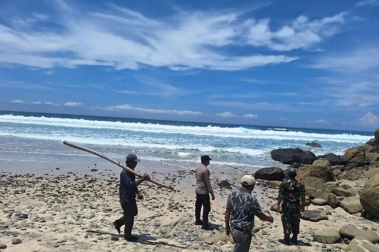 Dua Wisatawan Asal Surabaya Hilang Terseret Ombak di Pantai Modangan