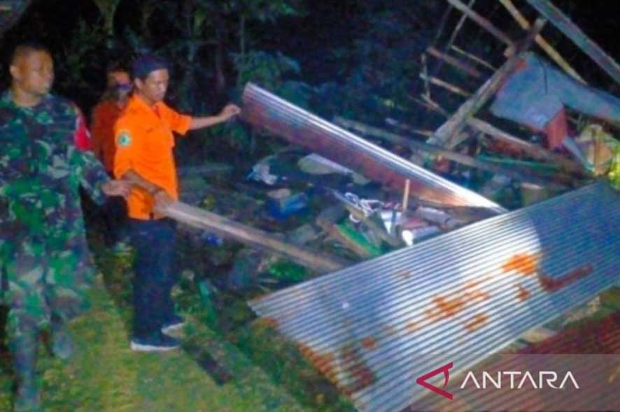 21 Bangunan Rusak Diterjang Angin Kencang di Desa Palengaan Pamekasan