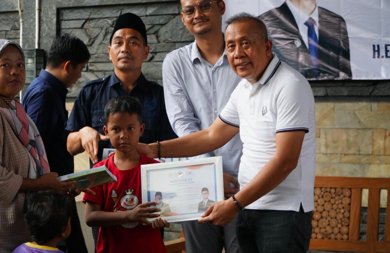 Salurkan Bantuan di Purwakarta, Saan Mustopa: Jangan Ada Pemotongan Dana PIP
