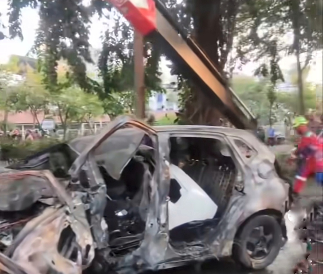 Hantam Median Jalan dan Terbakar, Dua Penumpang Honda Jazz  Meninggal di Surabaya   