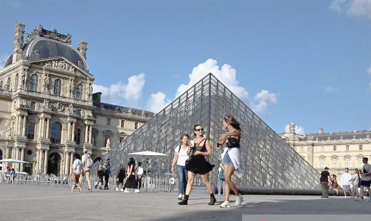 Heboh! Museum Louvre Paris Dirampok, Perhiasan Napoleon Raib Digondol Maling