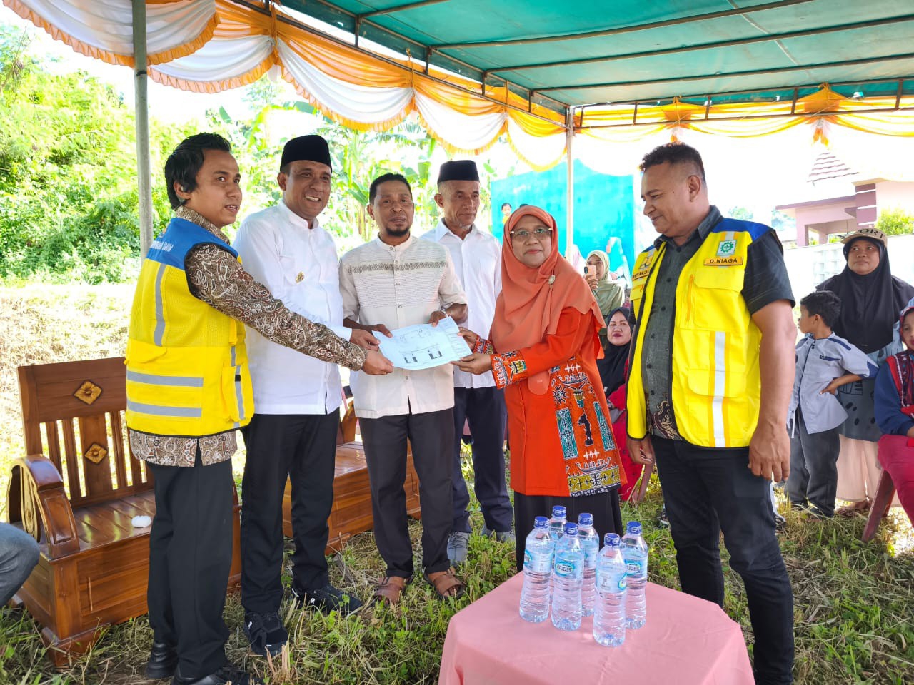 Saadiah Uluputty Bangun Maluku Tengah! Letakkan Batu Pertama Pembangunan MCK Modern, Jadi Simbol Martabat dan Harapan Baru Warga