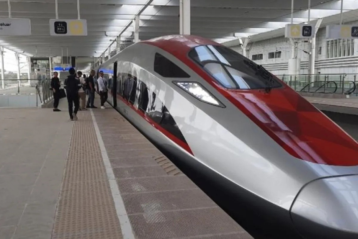 Tiongkok Siap Restrukturisasi Utang KCIC, Tekankan Manfaat Kereta Cepat Whoosh Bagi Indonesia